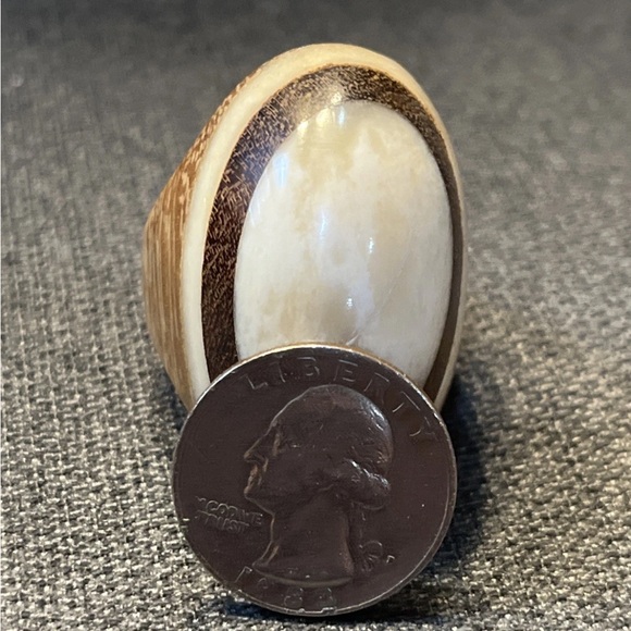 Vintage Large Oval Wood And Mother Of Pearl Statement Ring Sz 9 - Picture 8 of 8
